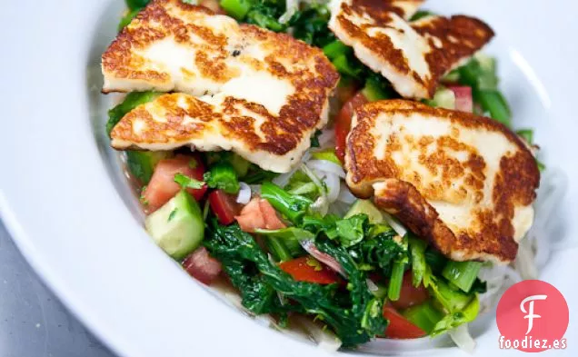 Ensalada Asiática De Fideos Con Halloumi Frito