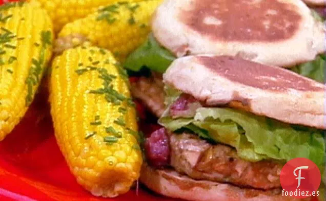 Hamburguesas de pavo de Pantano de Arándanos, servidas con Mazorca de Maíz con Mantequilla de Cebollino