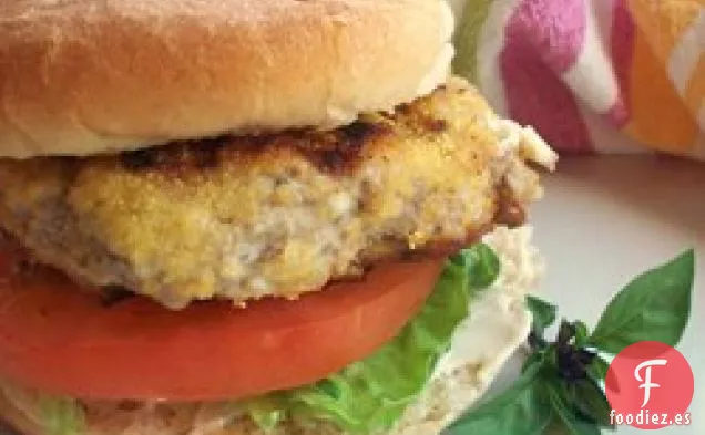 Hamburguesas de Pavo con Feta a la Barbacoa y Pimienta de Plátano Caliente