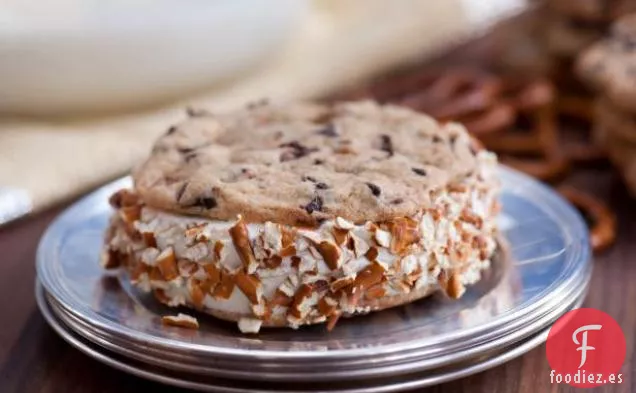 Sándwiches de Helado de Galletas con Chispas de Chocolate y Caramelo