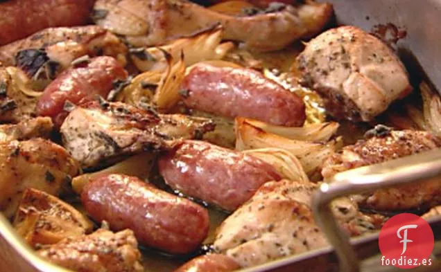 Pollo y Salchicha con Salvia y Cebolla en una sartén