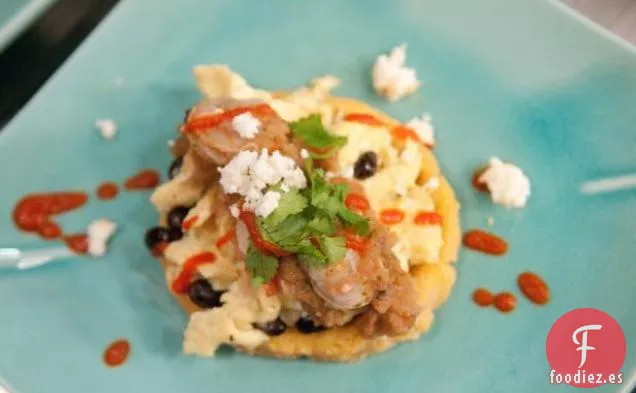 Huevos Rancheros con Salsa de Almejas en Sopes Hechos a Mano