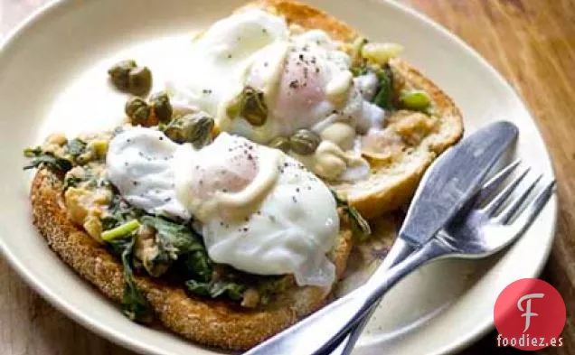 Huevos Escalfados Con Puré de Frijoles Cannellini