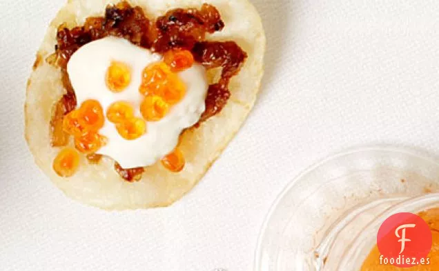 Patatas Fritas de Cebolla y Caviar con Crema Fresca Picante