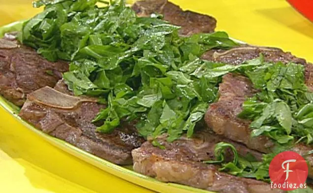 Filetes de T-Bone con Garni Verde Picado, Tomates Asados con Queso, Aceitunas y Hierbas