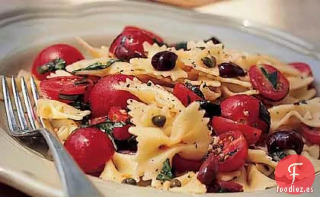 Pasta con Pajarita con Tomates Cherry, Alcaparras y Albahaca