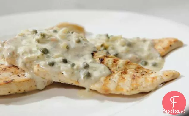 Pollo a la Parrilla con Salsa Cremosa de Alcaparras