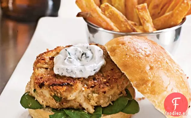 Deslizadores de Pastel de Cangrejo con Crema de Alcaparras de Eneldo