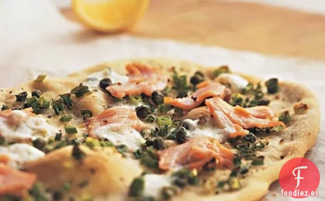 Pizza de Salmón Ahumado con Mascarpone y Alcaparras