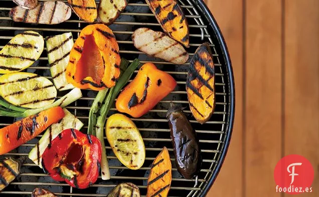 Ensalada de Pimienta a la Parrilla con Grosellas, Alcaparras y Queso Feta