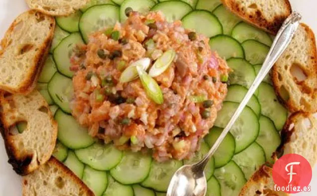 Tartar De Salmón Con Alcaparras, Cebolletas Y Rábano Picante