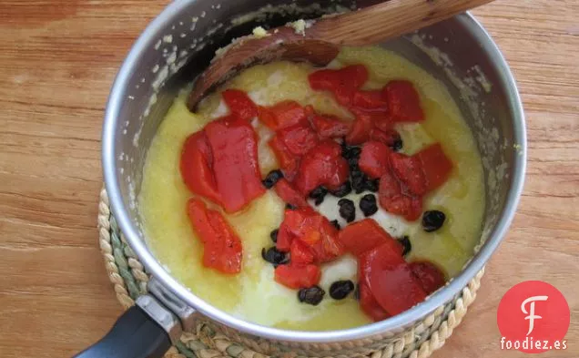 Polenta Suave Con Huevo, Pimientos Rojos Y Alcaparras Fritas
