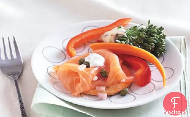 Plato De Salmón Ahumado Con Crema Agria De Eneldo