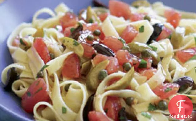 Fettuccine Con Tomates, Alcaparras y Aceitunas