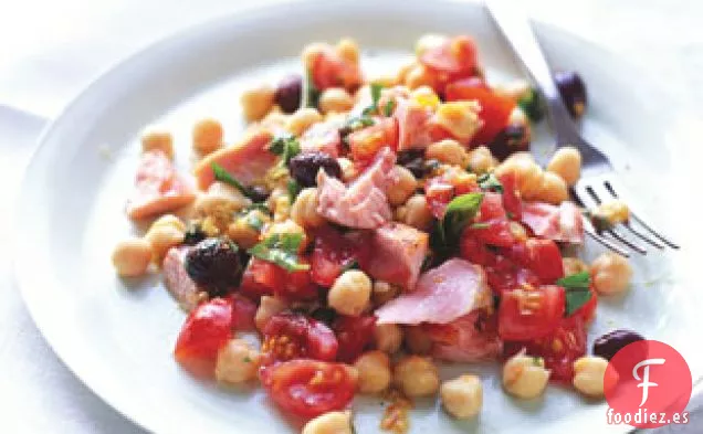 Ensalada De Salmón Fresco Con Garbanzos Y Tomates