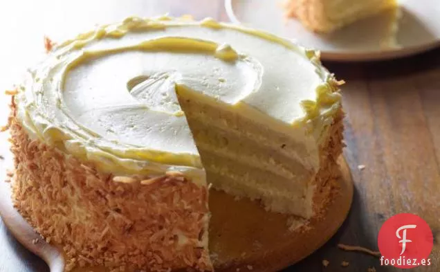 Pastel de Coco Tostado de Throwdown con Relleno de Coco y Crema de Mantequilla de Coco