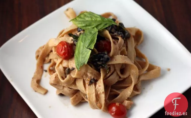 Fettucine Con Aceite De Curar Aceitunas, Tomate Y Queso De Cabra