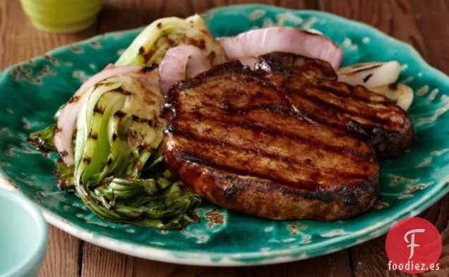 Chuletas de Cerdo Glaseadas a la Parrilla al Estilo Coreano con Cebollas Rojas y Col de Bok Bebé