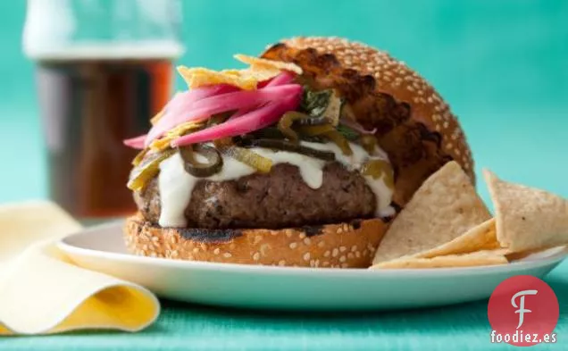 Hamburguesas con queso de Chile Verde de Throwdown