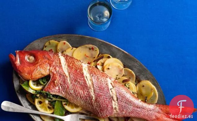 Pescado Entero Asado Con Patatas En Rodajas, Aceitunas y Hierbas