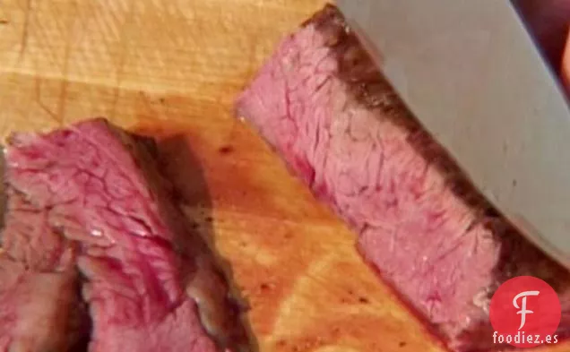 Carne a la Parrilla Gaucha con Salsa Chimichurri