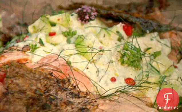 Lado Crujiente de Salmón Asado a la Parrilla con Yogur de Pepino