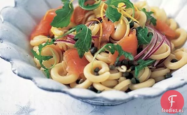 Pasta De Salmón Ahumado Con Rúcula, Cebolla Roja Y Alcaparras