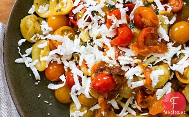 Orecchiette con Tomates Cherry, Mejorana y Salata de Ricotta