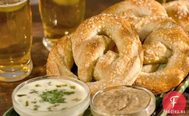 Pretzels Suaves con Salsa de Queso Poblano y Salsa de Mostaza
