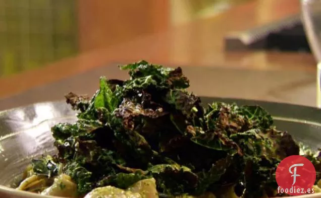 Penne Toscano Aderezado con Pesto con Col Rizada Crujiente con Ajo y Crostini de Tomate a la Parrilla