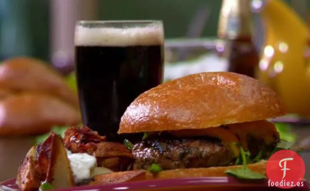 Hamburguesas Rarebit Smash con Patatas de Pub y Salsa de Rábano Picante