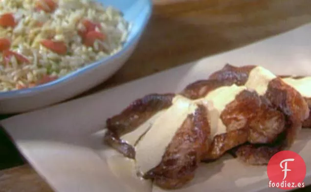 Solomillo Glaseado de Ajo y Hierbas con Queso y Ensalada de Orzo con Hinojo, Tomates y Orégano