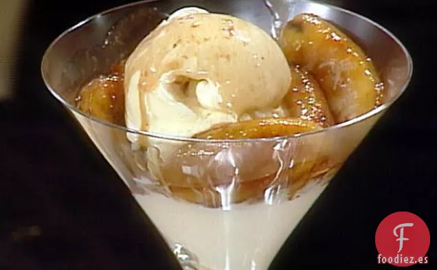 Helado de Vainilla Francesa con Plátanos Salteados y Triángulos Filo
