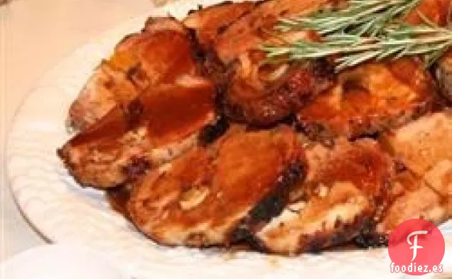 Lomo De Cerdo Con Aroma a Romero Relleno De Ajo Asado, Albaricoques Secos y Arándanos y Salsa de Oporto