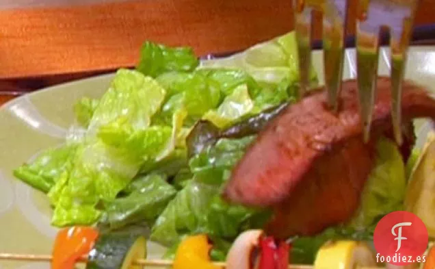 Ensalada de Hojas Rojas Ralladas con Vinagreta Cremosa de Vino Tinto