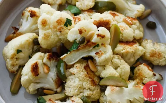 Coliflor Asada con Aceitunas Verdes y Piñones