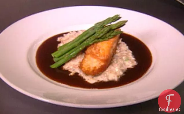 Salmón Crujiente con Orzo de Champiñones y Salsa de Vino Tinto