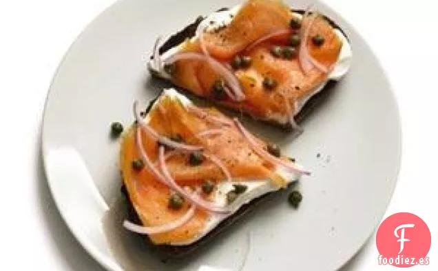 Tostadas Con Yogur Y Salmón Ahumado