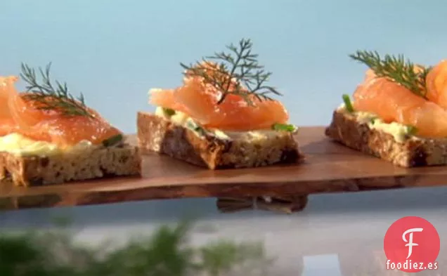 Salmón Ahumado en Pan de Soda Irlandés con Mantequilla de Cebollino