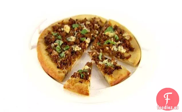 Pizza de Cebolla Caramelizada, Salchicha y Albahaca
