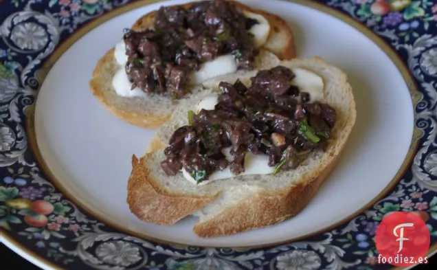 Crostinis De Burrata Y Tapenade De Oliva