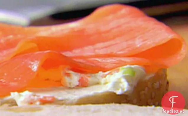 Bagels de Salmón Ahumado y Queso Crema de Verduras