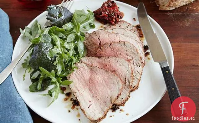 Solomillo de Ternera Asado con Pimienta Asada y Salsa de Aceitunas Negras