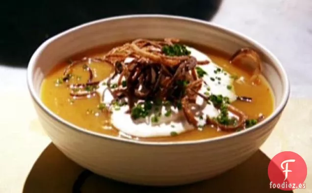 Sopa de Calabaza con Crema Batida de Canela y Chalotes Fritos