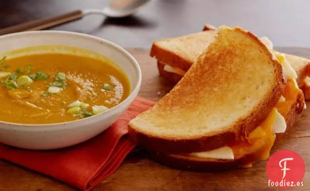 Sopa de Calabaza al Curry con Manzana y Queso Cheddar Fundido