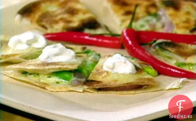 Quesadillas de Espárragos Asados y Cebolla Roja