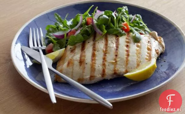 Paillard de Pollo a la Parrilla con Limón y Pimienta Negra y Ensalada de Rúcula y Tomate