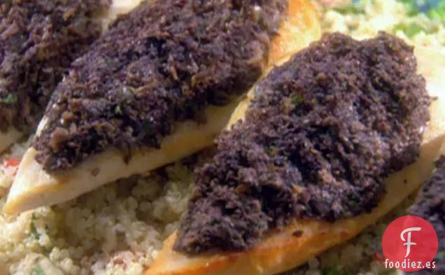 Pollo y Quinua con Costra de Tapenade de Oliva con Ajo Asado, Pimientos Rojos Asados y Albahaca