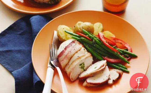 Pollo Relleno de Queso Azul Envuelto en Tocino, Judías Verdes y Papas Trituradas con Cebollas Verdes