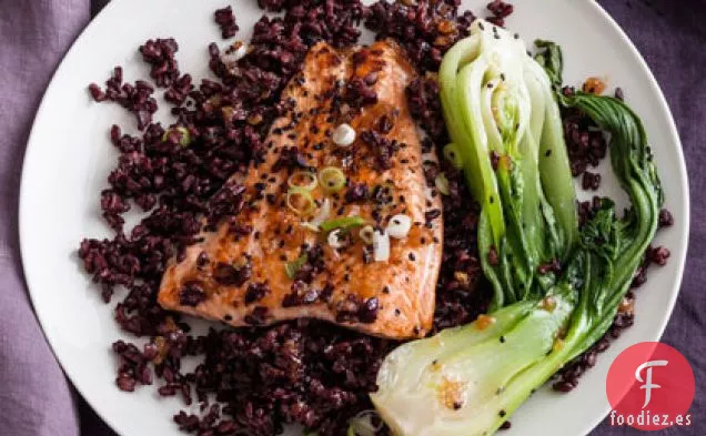 Salmón con Jengibre Sobre Arroz Negro con Col China
